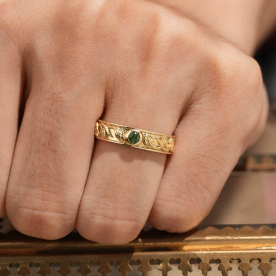 Men's leaf band ring in yellow gold with moss agate, featuring intricate leaf details.