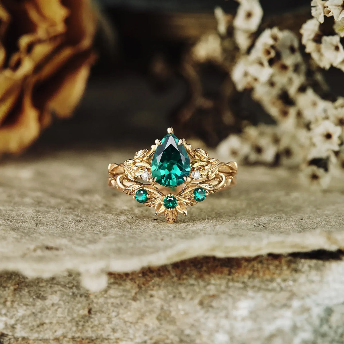 African Violet Inspired Emerald Engagement Ring Set 2pcs - Amara | GemsMagic - GemsMagic