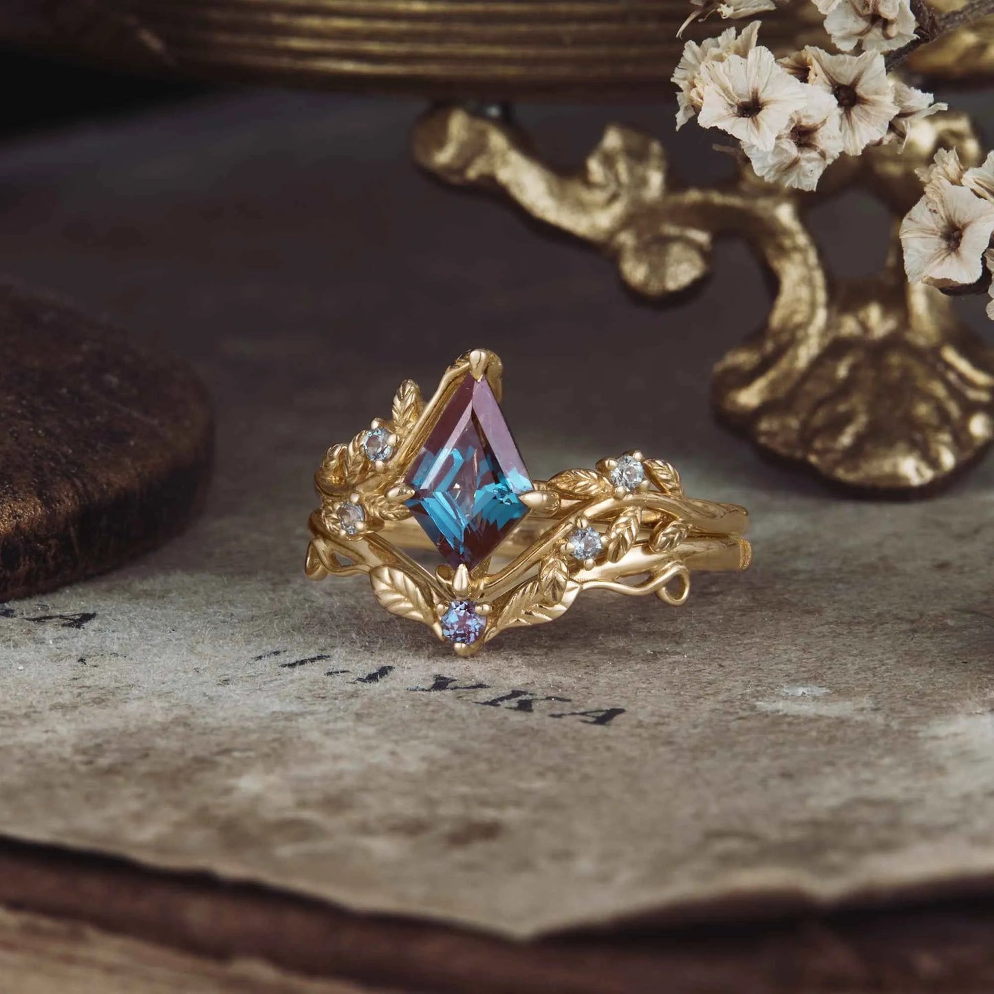Kite Shaped Alexandrite Leaves Engagement Ring Set 2pcs - GemsMagic - GemsMagic